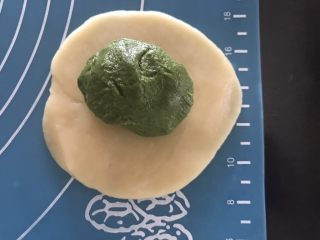 8、抹茶紫薯蛋黄酥,取一个油皮擀成圆形，包上油酥