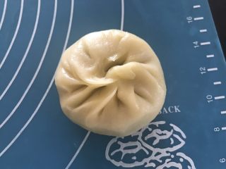 9、抹茶紫薯蛋黄酥,收口，然后收口朝下放好，盖上保鲜膜，记住哈，全程必须保鲜膜盖好，不然干了就不好做了