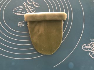 12、抹茶紫薯蛋黄酥,由上至下卷起