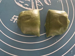17、抹茶紫薯蛋黄酥,取一个卷好的面团中间对半切开