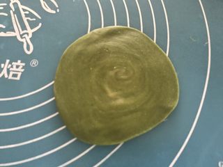 18、抹茶紫薯蛋黄酥,切面朝下擀成圆形