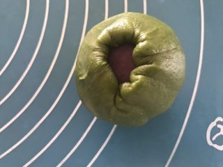 20、抹茶紫薯蛋黄酥,用虎口慢慢收小
