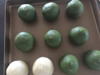 22、抹茶紫薯蛋黄酥,28*28的金盘放16个正好，烤箱预热190度，入烤箱底层190度40分钟