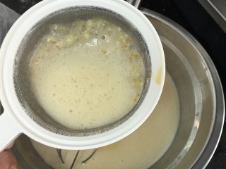 8、五彩冰皮月饼（附奶黄馅做法）,然后粉液过筛，建议别偷懒，过筛后馅比较细腻的