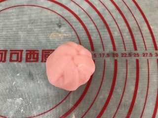 26、五彩冰皮月饼（附奶黄馅做法）,这样收起就好，很容易粘合的