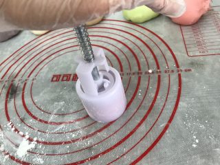 28、五彩冰皮月饼（附奶黄馅做法）,模具水平坚放，最顶弹簧把手轻稳垂直向下压紧