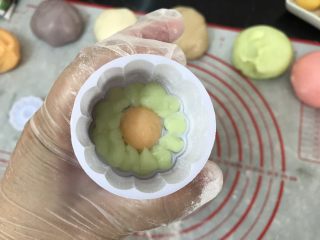 30、五彩冰皮月饼（附奶黄馅做法）,装进压桶底部
