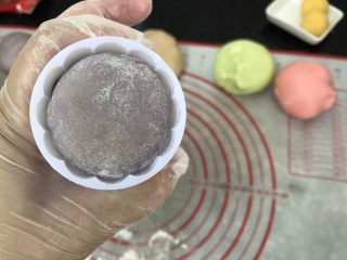 31、五彩冰皮月饼（附奶黄馅做法）,再把紫色的团子放进去