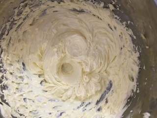 1、可可曲奇,用电动打蛋器继续打发至体积增大，颜色发白。一定要打发到位哦。