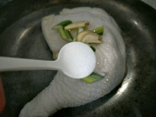 2、凉拌鸡肉菠菜,锅内加水，冷水放入鸡腿、葱姜、一勺盐～