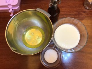 1、牛奶之恋《云朵香草冰淇淋》【冷饮】,准备各种食材