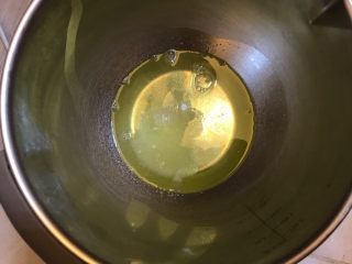 2、牛奶之恋《云朵香草冰淇淋》【冷饮】,蛋清放入三分之一的糖，打发！（需要十分打发，所以不要手下留情哦）