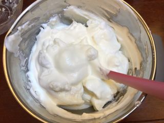 11、牛奶之恋《云朵香草冰淇淋》【冷饮】,奶油倒入蛋白中，接着搅拌均匀！不用担心消泡！