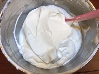 12、牛奶之恋《云朵香草冰淇淋》【冷饮】,搅拌好后，依旧是很轻盈，蓬松的。