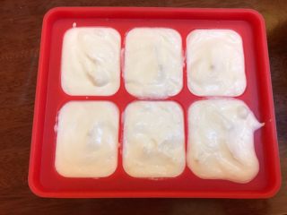 13、牛奶之恋《云朵香草冰淇淋》【冷饮】,放入模具中。