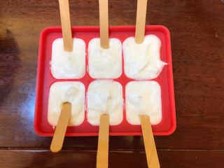 15、牛奶之恋《云朵香草冰淇淋》【冷饮】,插进液体中