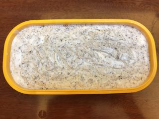 16、牛奶之恋《云朵香草冰淇淋》【冷饮】,剩下的冰淇淋液体中，放入奥利奥饼干碎，搅拌均匀后，倒入容器中，一起放入冷冻室冷冻一晚上！