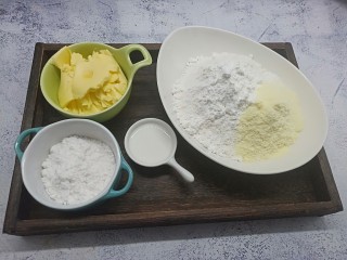 1、珍妮曲奇花,所需要的食材提前称重备用。