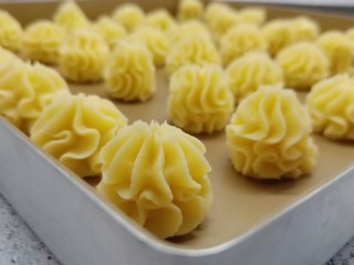 10、珍妮曲奇花,以竖直的方式挤出、在烤盘上挤出漂亮的曲奇花。