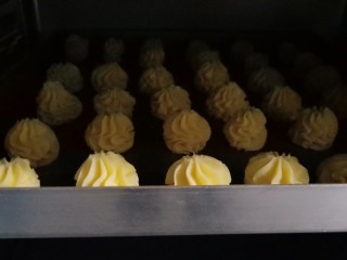 12、珍妮曲奇花,上下火120℃中层，烤30分钟左右即可出炉。