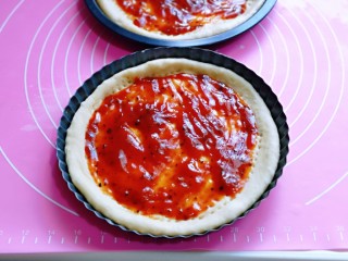 6、罗勒意式披萨,挤入意式披萨酱，涂抹均匀。