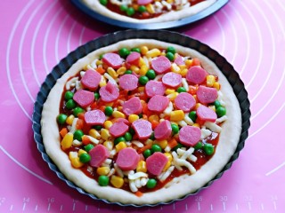 9、罗勒意式披萨,香肠提前切片，摆放在上面。