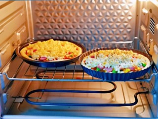 13、罗勒意式披萨,将披萨盘入烤箱中层。