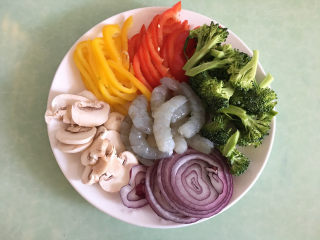 2、大虾披萨,利用这个时间准备馅材料，将蔬菜洗净，切成丝。大虾去皮去虾线。