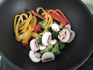 3、大虾披萨,将蔬菜放入锅中煸炒，去掉水份，大虾表面有水份，可以厨房用纸擦干水份。