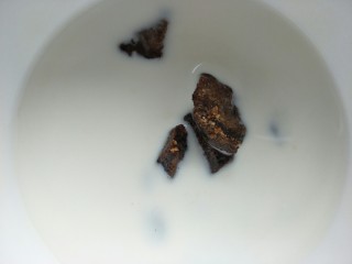 4、低糖无油燕麦饼干,红糖用刀背敲碎,放入牛奶里,微波炉加热一分钟让红糖融化