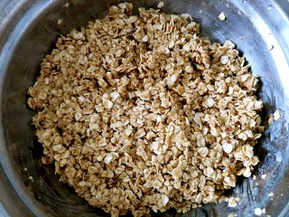 6、低糖无油燕麦饼干,100g燕麦片不少,需要换一个大点的容器。把材料搅拌均匀,静置15分钟让燕麦片充分吸收液体