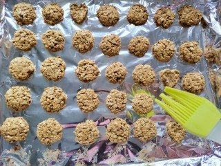 11、低糖无油燕麦饼干,烤完前10分钟,取出饼干刷上混合液