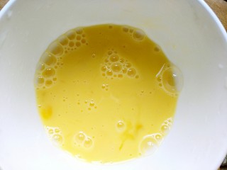 10、低糖无油燕麦饼干,把鸡蛋和蜂蜜混合,搅拌均匀