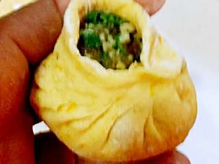 11、南瓜包子（小葱鲜肉馅）,装上馅料打褶。