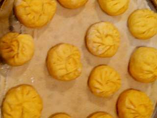 13、南瓜包子（小葱鲜肉馅）,蒸锅放入足量的水烧开，蒸上包子坯，锅盖擦干水分盖上。（也可以把包子坯醒几分钟，可是我从来就没有醒过，做好直接放蒸锅蒸的）