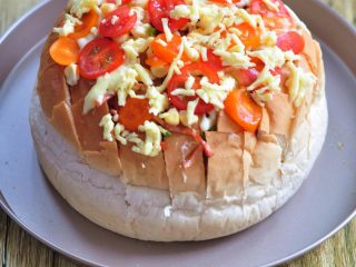 9、披萨派对面包,表面撒上马苏里拉奶酪。放入烤箱中,160度烘烤10分钟。