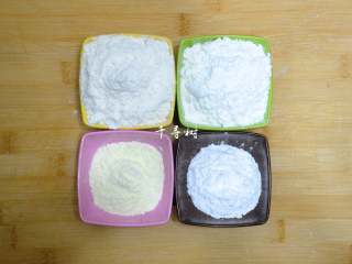 2、酥香玛格丽特饼干 减糖版才更适合宝宝口味,在黄油软化的这段时间里准备其它的材料，称取低粉、淀粉、奶粉、糖粉和盐。