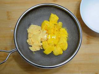 4、酥香玛格丽特饼干 减糖版才更适合宝宝口味,为了更好的混合，先把蛋黄给过筛一下，熟蛋黄放在晒网上，用手轻轻的压一下就顺利的过筛了。