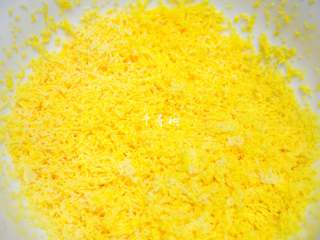 5、酥香玛格丽特饼干 减糖版才更适合宝宝口味,过筛后的蛋黄。