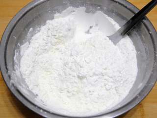 6、酥香玛格丽特饼干 减糖版才更适合宝宝口味,将低粉、淀粉和奶粉大致混合一下。