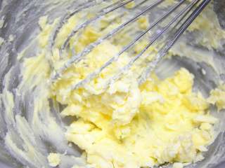 9、酥香玛格丽特饼干 减糖版才更适合宝宝口味,将糖粉和盐放入黄油，用打蛋器开始搅拌，刚开始还是比较费劲的。