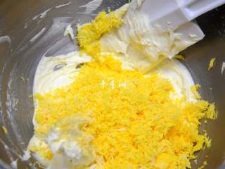 11、酥香玛格丽特饼干 减糖版才更适合宝宝口味,倒入过筛后的熟蛋黄。