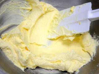 12、酥香玛格丽特饼干 减糖版才更适合宝宝口味,用刮刀把黄油和蛋黄混合均匀。