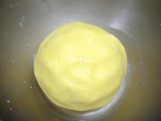 16、酥香玛格丽特饼干 减糖版才更适合宝宝口味,把成团后的面团用保鲜膜包裹起来放置一边静置10分钟，如果是天气热的时候可以进冰箱冷藏30-60分钟，目的是为了让面团稍硬一些，在后边用指头压的时候能够出现漂亮的裂纹；天气冷的时候不必进冰箱冷藏了。这个时候可以开烤箱160度预热。