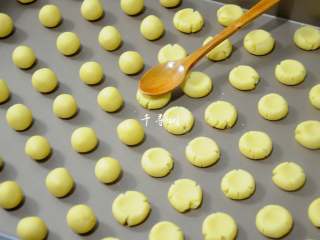 18、酥香玛格丽特饼干 减糖版才更适合宝宝口味,用手指或者是用一个小勺把球球挨个压扁，压扁的过程中会有漂亮的裂纹出现，这是玛格丽特的最明显的标志。