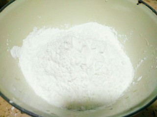 2、肠粉,全部粉类秤好倒入碗中