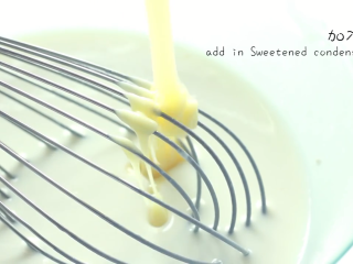 4、綠茶紅豆冰皮月餅,搅拌至一定程度，加入炼奶、植物油搅拌