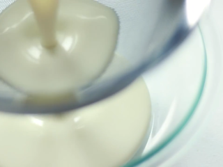 5、綠茶紅豆冰皮月餅,搅拌好后，过筛到碗里