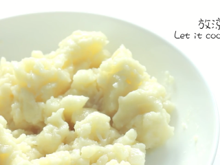 7、綠茶紅豆冰皮月餅,蒸好后，取出，搅拌，搅拌