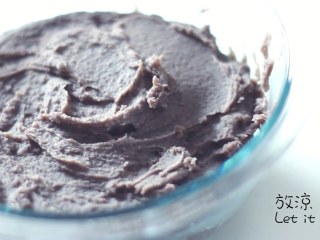 13、綠茶紅豆冰皮月餅,小火搅拌至无水分，加入澄麵粉 搅拌，完成后盛出放凉